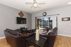 บ้านพัก, หลายเตียง, สระว่ายน้ำส่วนตัว, วิวสระว่ายน้ำ | ห้องนั่งเล่น | ทีวี 42 นิ้ว พร้อมช่องเคเบิล