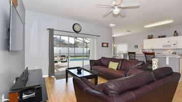 獨棟房屋, 多張床, 私人泳池, 泳池景觀 | 客廳 | 42-吋電視,提供有線頻道