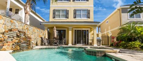 حمّام سباحة خارجي