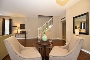 獨棟房屋, 多張床, 私人泳池, 泳池景觀 | 客廳 | 42-吋電視，提供有線頻道