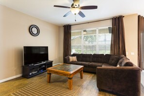 Ferienhaus, Mehrere Betten, eigener Pool, Poolblick | Wohnzimmer | 42-Zoll-Fernseher mit Kabelempfang