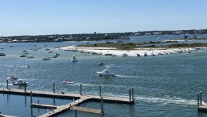 Un puerto deportivo con barcos amarrados y una zona de playa arenosa.