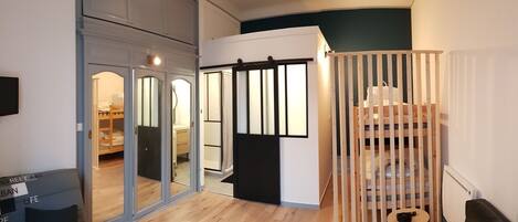 1 室のベッドルーム、アイロン / アイロン台、WiFi、ベッドシーツ