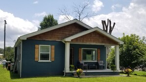 A small, single-story house with a porch, a window, and a door. - Quaint Abingdon Cottage Downtown 420 East Valley Street  (Abingdon)