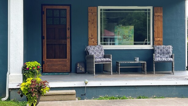A porch with two wicker chairs, a small table, and a potted plant. - Quaint Abingdon Cottage Downtown 420 East Valley Street  (Abingdon)