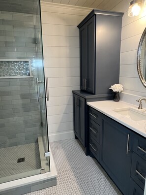 Duschwanne, Haartrockner, Handtücher, Seife