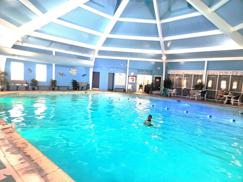 Canoa privada y casa del lago del árbol de pino