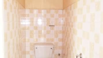 Twin Room | Bathroom | Shower, rainfall showerhead, free toiletries, bathrobes