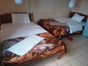 Quarto solteiro | Wi-Fi de cortesia, roupa de cama