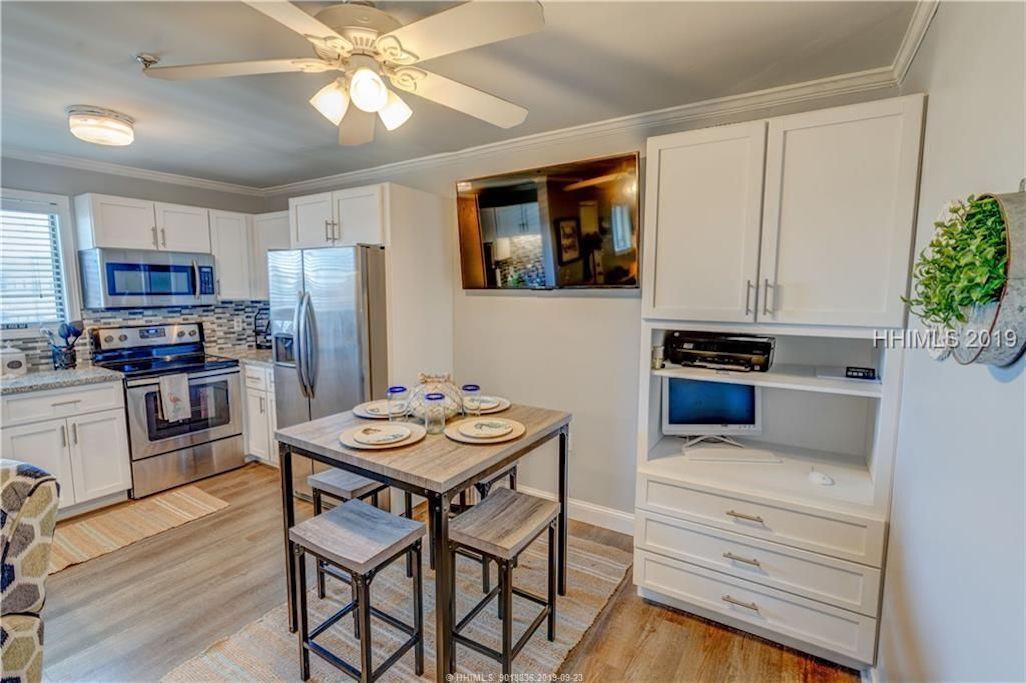 Beautiful renovated condo minutes from the beach!