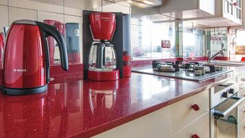 Een koelkast, een oven, een kookplaat, een koffiezetapparaat/waterkoker