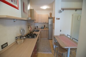 Frigorifero, forno, piano cottura, lavastoviglie