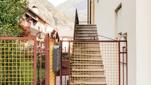 Una entrada protegida por una reja con una escalera de piedra que lleva a un edificio.