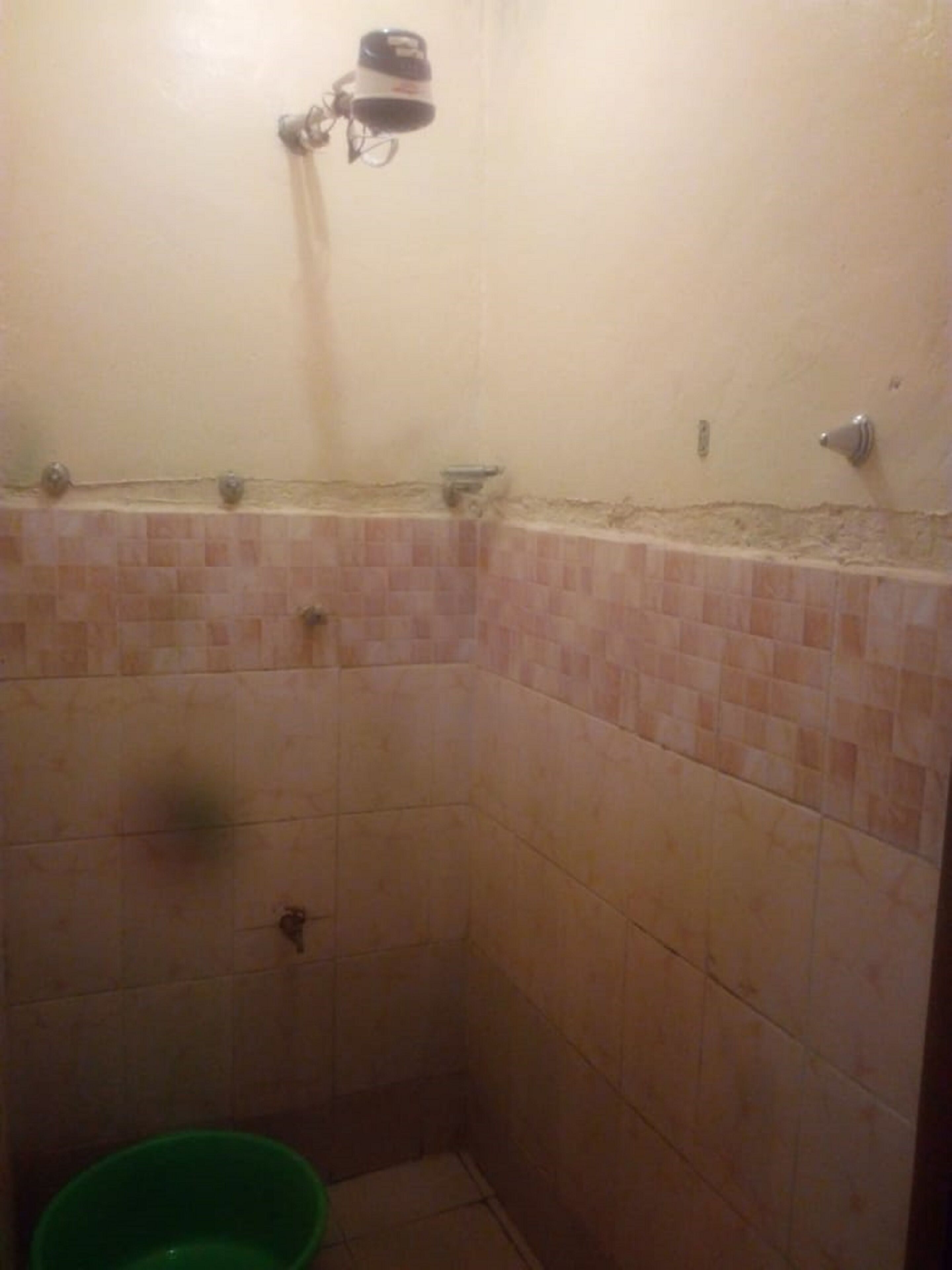 Single Room | Bathroom | Shower, rainfall showerhead, towels