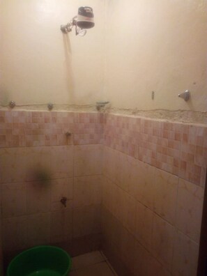 Eenpersoonskamer | Badkamer | Een douche, een regendouche, handdoeken