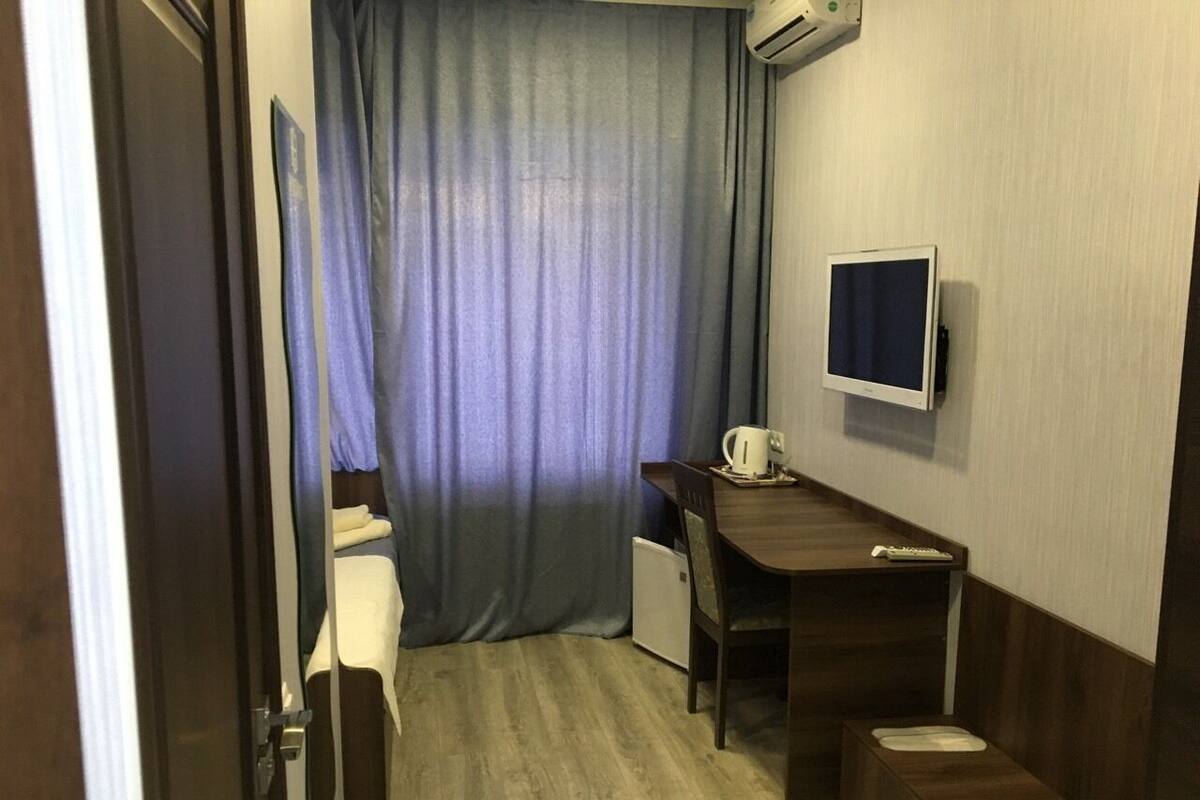 Standard Single Room | In-room safe, blackout drapes, iron/ironing board (on request)