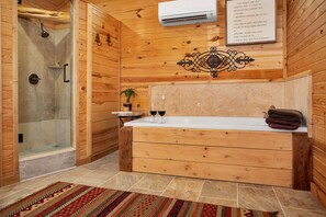 Ducha, bañera de hidromasaje, secador de pelo y toallas
