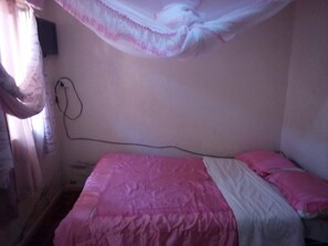 Habitación individual | Cortinas opacas y ropa de cama