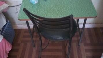 Single Room | Blackout drapes, bed sheets