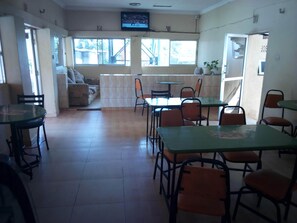 供應早餐、午餐、晚餐；多國菜