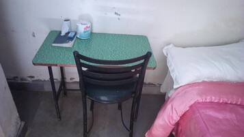 Single Room | Blackout drapes, bed sheets