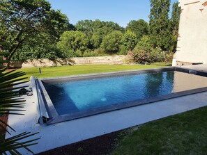 Outdoor pool, a heated pool - Cottage overlooking Loire (Chênehutte-Trèves-Cunault)