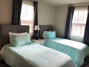 2 bedrooms, desk, iron/ironing board, WiFi