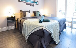 5 bedrooms, travel crib, free WiFi, bed sheets - Gorgeous home in St-Martin-aux-Buneaux (St-Martin-aux-Buneaux)