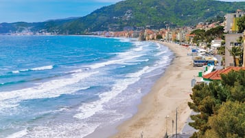 Una spiaggia nelle vicinanze