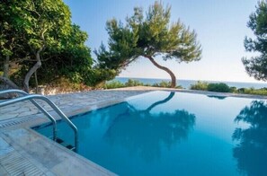 Piscine extérieure (ouverte en saison)