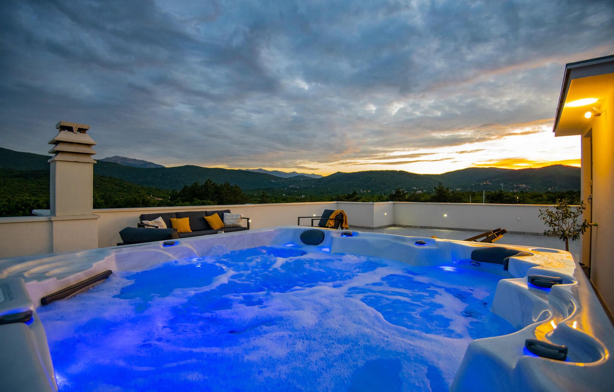 Outdoor spa tub