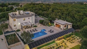 A modern two-story house with a swimming pool, solar panels, and a view of the surrounding landscape. - Lovely home in Poljica with sauna (Poljica)