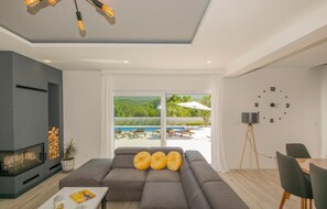Smart TV, fireplace, foosball, table tennis - Lovely home in Poljica with sauna (Poljica)