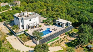 A modern two-story house with a rooftop pool, solar panels, and a garden. - Lovely home in Poljica with sauna (Poljica)