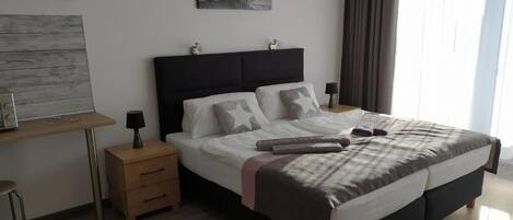 1 habitación, tabla de planchar con plancha, wifi gratis y ropa de cama