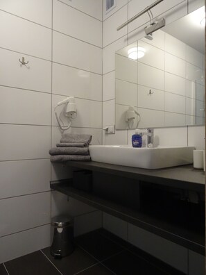 Dusj, hårføner og håndklær