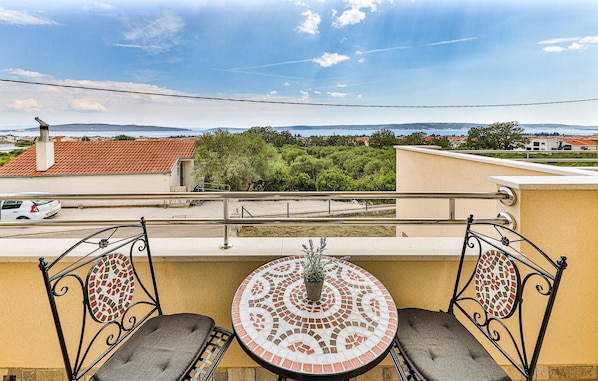 Outdoor dining - Cozy apartment in Kastel Luksic (Kastel Luksic)