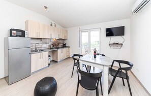 Kühlschrank, Herdplatte, Wasserkocher mit Kaffee-/Teezubehör