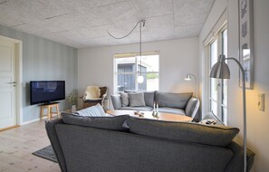 Fireplace, foosball - Gorgeous home in Ejstrupholm with WiFi (Ejstrupholm)