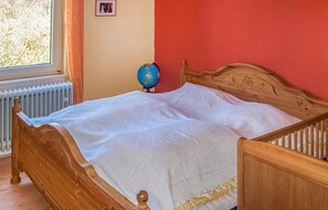 2 bedrooms, travel crib, free WiFi, bed sheets