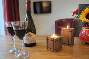 Apartment | Wohnzimmer | 30-Zoll-Fernseher mit Kabelempfang