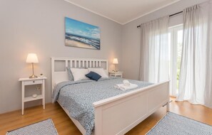 3 bedrooms, travel crib, free WiFi, bed sheets - Lovely home in Benkovac (Benkovac)