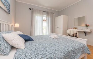 3 bedrooms, travel crib, free WiFi, bed sheets