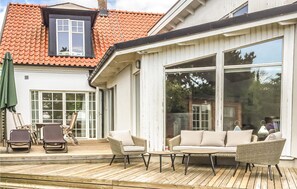 Outdoor dining - Lovely home in Trelleborg with sauna (Trelleborg)