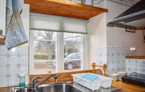Kühlschrank, Mikrowelle, Herdplatte, Wasserkocher mit Kaffee-/Teezubehör