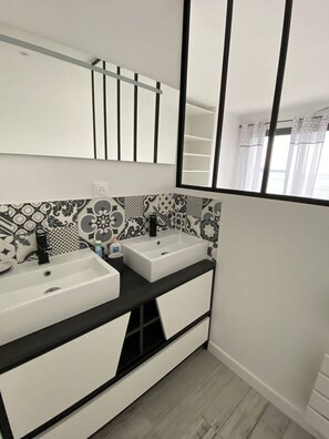 Shower, hair dryer, towels