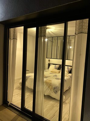 4 bedrooms, desk, iron/ironing board, travel crib