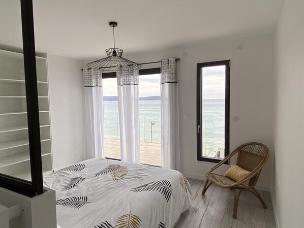 4 bedrooms, desk, iron/ironing board, travel crib - Waterfront villa with pool (Cavalaire-sur-Mer)