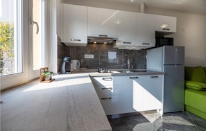 Réfrigérateur, plaque de cuisson, lave-vaisselle, cafetiÚre/bouilloire