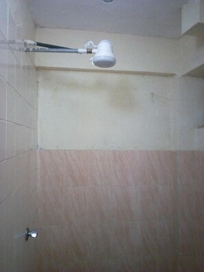 Single Room | Bathroom shower - Kings and Queens Lounge (Meru)